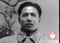 为什么内隐态度如此危险？

——接上篇——

因为它会“自我实现”

还记得我们之前学习过的“自证预言”吗？内隐态度就像是给自证预言装上了自动驾驶系统。

假设一位老师内心深处认为某些学生“不够聪明”（尽管她口头上从不承认），她会：
• 不自觉地减少对这些学生的提问（假设先行）
• 更多地注意到他们答错的时候（证据裁剪）
• 给予更少的鼓励和等待时间（付诸行动）
• 最终，这些学生真的表现得不如其他学生（结果验证）

这就解释了为什么内隐态度不仅是“想法”，更是一种“磁力场”，它会悄无声息地将我们的人生吸附到它认定的方向。

如何摆脱内隐态度的影响？


第一步：承认“我可能有偏见”这是最难，也最重要的一步。

心理学家提醒我们：“能看到的偏见不可怕，可怕的是不知道自己有偏见，却在被偏见影响。”

当我们承认自己可能是偏见的“携带者”而非“创造者”，才能真正开始审视内心。这不是道德审判，而是对自己认知盲区的诚实探索。

第二步：有意识地收集“反例证据”

如果你发现自己对某个群体有内隐偏见，不妨刻意寻找与该群体相关的、与你预期相反的正面例子：

• 如果你潜意识里认为“女司机”技术不好，可以留意那些开出租、开公交的女司机。
• 如果你觉得“脆弱”是软弱的表现，可以想想那些敢于示弱却依然成功的领导者。
• 如果你对某个地区的人有刻板印象，不妨深入了解几个来自该地区的个体故事。



第三步：回归个体化视角

内隐态度的核心问题在于“以标签代人”。要破解它，最有效的方法是练习“个体化视角”：

不要问：“他是哪里人/什么职业/什么性别？”而要问：“他是一个怎样的人？有什么独特的故事？”

当我们开始欣赏每一个人的“特别”，那么，对人的“标签化”自然会褪色。


写在最后

每个人都有不同程度的内隐态度，这是人类认知的天然局限。真正的智慧不在于完全没有偏见，而在于能保持对自身偏见的觉察与修正。

正如心理学家荣格所说：“直到你让潜意识成为意识，它将指导你的生活，而你称之为命运。”

你是否也曾发现过自己的一些内隐态度？让我们一起觉察与反思，慢慢打破偏见的牢笼。

～～～心理学笔记～～～