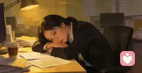 内心欲望如何博弈？

——弗洛伊德：快乐是“紧绷感的松绑”，人性诞生于一场内心战争

生活充满了压力和挑战，所以我们总会本能地追寻一些快乐和放松。那么，快乐的本质到底是什么？弗洛伊德给出了一个简单又深刻的答案：快乐，就是紧绷状态的突然松绑。

这容易理解。就像在寒风中有人给你披上大衣的瞬间，饥肠辘辘时吃下一碗肉汤饭，或者牙疼终于消退的那一刻——这些“紧张感的解除”，本身就是一种纯粹的快乐。

但弗洛伊德的成就在于，他往更深处挖了一层。他发现，我们身体内部本身就藏着一种持续的、自发的“紧张感”。他把这股内在驱动的能量，命名为——“力比多”。

你可以把“力比多”想象成一种储存在身体特定区域的“心理能量”。这些区域，比如口腔、肛门、生殖器等神经末梢密集的地方，弗洛伊德称之为“性欲区”。当能量在这些区域累积，就会产生一种内部紧张，迫切需要通过某种方式释放出去。而释放的过程，就是快乐的来源。

你看婴儿，他们拼命吸吮拇指，不光是饿了，更是因为吸吮这个动作本身就在释放口腔区域的“力比多”，带来原始的满足。同样，小孩学会自己上厕所时，对排便的控制和排泄本身，也能让他们感受到一种莫名的快乐。当然，成年后的性行为更是这种能量释放的典型。弗洛伊德甚至认为，一切人类行为的背后，都能追溯到对这种原始快乐的追求。

当然不止于快乐：我们内心深处也有“攻击本能”

人性远不止追求快乐这么简单。弗洛伊德认为，我们内心深处还潜藏着另一种同样强大的驱力——“死本能”。它听起来有点吓人，但你可以把它理解为一种与生俱来的破坏欲和攻击性。

你可能见过这样的场景，一个孩子小心翼翼搭起的一座积木城堡，他会突然挥起小手，“啪”的一声，把城堡推个粉碎，同时哈哈大笑。

重要的是，孩子这种攻击性也会指向他人。就像小孩有时候打架，并不是为了抢玩具或争地盘，纯粹就是为了打架而打架。他们在拳脚相加中感受自己的力量，体验到一种野蛮又原始的快乐。

人性，是本能与约束的对立

这些关于“力比多”和“攻击性”的描述，确实触及了我们人性中不那么“光明”的一面。它们潜伏在意识的黑暗深处，像一股原始的洪流，这就是弗洛伊德所说的“本我”。

未完待续……配图