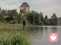那天他摔了一跤，我的心也跟着碎了

一个水杯碎了，却打开了我们之间那道沉默的门。

他摔倒在地的那一刻，我没伸手。
不是不爱，是我心里蹦出一句话：“又来了，又得我收拾。”
我花了很久才明白——我们不是不爱了，我们是不敢说了。


他摔在地上的声音，比我想象中要闷。

水杯从手里滑脱，砸在客厅地板上，碎成几片。他整个人侧倒在沙发脚边，一只手撑着地面，姿势狼狈得像一截被风吹断的树枝。

我站在卧室门口，没有立刻冲过去。

不是冷漠。是那一瞬间，我的脑子里跳出来的念头，竟然是：又来了，又得我收拾。

我被自己这个念头吓了一跳。

刚结婚那会儿，他切到手指皮我都会心疼得不行。可这几年下来，我变得越来越容易烦躁。他摔了，我第一反应不是担心他疼不疼，而是烦——烦要擦水，烦玻璃要扫，烦他又给我添事。

我走过去蹲下，拿纸巾按住他手心的伤口。血渗出来，染红了我指尖。他没喊疼，也没看我，只是呆呆地坐着。

我说：“你起来吧。”

他说：“腿麻了，等一下。”

就这几个字，平淡得像在说“今天天气不错”。但我听出来了——他不想让我扶。他不想让我看见他站不起来的样子。

窗外雨很大，噼里啪啦打在玻璃上，像在替我们说话。

沉默了一会儿，他忽然开口，声音很低：“你最近是不是很少跟我说话？”

我的手停了。

“不是那种吵架不说话，”他盯着地板，“是平时。你看手机，我看电视，一晚上谁也不出声。你叫我一声，我以为你要说什么大事，结果你说‘牛奶没了’。”

“那你呢？”我说，“你也没跟我说话。”

他苦笑了一下：“我以为你不喜欢我说话了。怕你嫌我吵，我就尽量闭嘴。你洗碗，我不过去；你翻书，我不问你看什么——怕问错话惹你烦。”

我一下愣住了。

我从来没告诉他，我沉默不是因为烦，是怕说出来更吵。

我怕我说“周末想去书店”会被他一句“加班”挡回来；我怕我说“好久没一起吃饭了”会换来他一个疲惫的眼神；我怕我说“你变了”他会说“是你变了”。

所以我学会了闭嘴。我以为闭嘴能让日子好过一点。可结果是，两个人都学会了闭嘴。然后住在一个安静得可怕的房子里，像两个室友，共用一台冰箱，共用一张床，共用体温，却不说一句能碰到心的话。

未完待续……