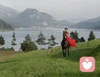 那天他摔了一跤，我的心也跟着碎了

一个水杯碎了，却打开了我们之间那道沉默的门。

他摔倒在地的那一刻，我没伸手。
不是不爱，是我心里蹦出一句话：“又来了，又得我收拾。”
我花了很久才明白——我们不是不爱了，我们是不敢说了。


他摔在地上的声音，比我想象中要闷。

水杯从手里滑脱，砸在客厅地板上，碎成几片。他整个人侧倒在沙发脚边，一只手撑着地面，姿势狼狈得像一截被风吹断的树枝。

我站在卧室门口，没有立刻冲过去。

不是冷漠。是那一瞬间，我的脑子里跳出来的念头，竟然是：又来了，又得我收拾。

我被自己这个念头吓了一跳。

刚结婚那会儿，他切到手指皮我都会心疼得不行。可这几年下来，我变得越来越容易烦躁。他摔了，我第一反应不是担心他疼不疼，而是烦——烦要擦水，烦玻璃要扫，烦他又给我添事。

我走过去蹲下，拿纸巾按住他手心的伤口。血渗出来，染红了我指尖。他没喊疼，也没看我，只是呆呆地坐着。

我说：“你起来吧。”

他说：“腿麻了，等一下。”

就这几个字，平淡得像在说“今天天气不错”。但我听出来了——他不想让我扶。他不想让我看见他站不起来的样子。

窗外雨很大，噼里啪啦打在玻璃上，像在替我们说话。

沉默了一会儿，他忽然开口，声音很低：“你最近是不是很少跟我说话？”

我的手停了。

“不是那种吵架不说话，”他盯着地板，“是平时。你看手机，我看电视，一晚上谁也不出声。你叫我一声，我以为你要说什么大事，结果你说‘牛奶没了’。”

“那你呢？”我说，“你也没跟我说话。”

他苦笑了一下：“我以为你不喜欢我说话了。怕你嫌我吵，我就尽量闭嘴。你洗碗，我不过去；你翻书，我不问你看什么——怕问错话惹你烦。”

我一下愣住了。

我从来没告诉他，我沉默不是因为烦，是怕说出来更吵。

我怕我说“周末想去书店”会被他一句“加班”挡回来；我怕我说“好久没一起吃饭了”会换来他一个疲惫的眼神；我怕我说“你变了”他会说“是你变了”。

所以我学会了闭嘴。我以为闭嘴能让日子好过一点。可结果是，两个人都学会了闭嘴。然后住在一个安静得可怕的房子里，像两个室友，共用一台冰箱，共用一张床，共用体温，却不说一句能碰到心的话。

未完待续……