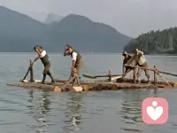 那天他摔了一跤，我的心也跟着碎了

一个水杯碎了，却打开了我们之间那道沉默的门。

他摔倒在地的那一刻，我没伸手。
不是不爱，是我心里蹦出一句话：“又来了，又得我收拾。”
我花了很久才明白——我们不是不爱了，我们是不敢说了。


他摔在地上的声音，比我想象中要闷。

水杯从手里滑脱，砸在客厅地板上，碎成几片。他整个人侧倒在沙发脚边，一只手撑着地面，姿势狼狈得像一截被风吹断的树枝。

我站在卧室门口，没有立刻冲过去。

不是冷漠。是那一瞬间，我的脑子里跳出来的念头，竟然是：又来了，又得我收拾。

我被自己这个念头吓了一跳。

刚结婚那会儿，他切到手指皮我都会心疼得不行。可这几年下来，我变得越来越容易烦躁。他摔了，我第一反应不是担心他疼不疼，而是烦——烦要擦水，烦玻璃要扫，烦他又给我添事。

我走过去蹲下，拿纸巾按住他手心的伤口。血渗出来，染红了我指尖。他没喊疼，也没看我，只是呆呆地坐着。

我说：“你起来吧。”

他说：“腿麻了，等一下。”

就这几个字，平淡得像在说“今天天气不错”。但我听出来了——他不想让我扶。他不想让我看见他站不起来的样子。

窗外雨很大，噼里啪啦打在玻璃上，像在替我们说话。

沉默了一会儿，他忽然开口，声音很低：“你最近是不是很少跟我说话？”

我的手停了。

“不是那种吵架不说话，”他盯着地板，“是平时。你看手机，我看电视，一晚上谁也不出声。你叫我一声，我以为你要说什么大事，结果你说‘牛奶没了’。”

“那你呢？”我说，“你也没跟我说话。”

他苦笑了一下：“我以为你不喜欢我说话了。怕你嫌我吵，我就尽量闭嘴。你洗碗，我不过去；你翻书，我不问你看什么——怕问错话惹你烦。”

我一下愣住了。

我从来没告诉他，我沉默不是因为烦，是怕说出来更吵。

我怕我说“周末想去书店”会被他一句“加班”挡回来；我怕我说“好久没一起吃饭了”会换来他一个疲惫的眼神；我怕我说“你变了”他会说“是你变了”。

所以我学会了闭嘴。我以为闭嘴能让日子好过一点。可结果是，两个人都学会了闭嘴。然后住在一个安静得可怕的房子里，像两个室友，共用一台冰箱，共用一张床，共用体温，却不说一句能碰到心的话。

未完待续……