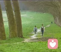 婚姻里最远的距离……

——接上篇——

我把他拉起来。他抓住我的肩膀，低头看我：“摔倒的时候，第一反应不是怕痛。是怕你又觉得我麻烦。”

我忽然就哭了。

原来他怕我嫌他麻烦，我怕他嫌我唠叨。我们都在替对方“着想”，可我们替对方想的，全是错的。

那天晚上，我给他重新倒了杯水，放在床头柜上。

“你以后说‘我今天很累’就行。别说‘没事’。”

“那你也别说‘算了’，”他侧过身来，“就说‘陪我’。”

我点头。他伸手握住我那只还沾着血的手指，轻轻捏了一下。

雨声渐小。我关灯躺下。黑暗里眼眶还是热的，但我不再觉得憋着了。

后来我们真的去了那家书店。他推着购物车跟在我后面，我站在文学区挑书，抬头见他正抱着一袋蛋黄酥对我笑。

我想，婚姻里最远的距离，真不是分房睡，也不是吵架。

是两个人坐在同一盏灯下，各自咽下一肚子的话，然后猜对方会不会懂。

他摔了一跤，摔碎了一个杯子，也摔开了我耳朵里那层膜。我总算听清了——他不是不爱说，他是不敢说。我也是。

那以后，我想说“随便”的时候，改口说“我想你陪我”；他想答“好”的时候，会补一句“但要加班，改天行吗”。

还是会吵架，还是会摔跤。

但至少摔了之后，我们愿意伸手拉一把，而不是站在原地，等着对方先开口说那句“没事”。

真正伤人的从来不是摔跤。是摔了之后，你咬着牙说“没事”，我听着这句话，却听不见你心里那声响。

婚姻里最大的谎言，不是出轨，是“没事”。

你有没有哪句“没事”，其实想说的是“陪我”？
