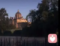 关掉电极，你就不再爱他：那爱还是真的吗？

你喜欢的音乐，可能不是你的品味。

而是几根神经在放电。

这不是科幻。《灰质》这本书里记录的一个真实案例，让这个问题变得无法回避。

书里有一对同卵双胞胎：阿曼达和萨拉。

16岁起，她们被强迫症折磨，每天在淋浴间里一待就是几个小时，用酒精和双氧水反复搓洗皮肤，直到灼伤。穿袜子不能有一丝褶皱，光穿鞋就要花好几个小时。

20种药、催眠术，全部失败。

33岁那年，医生在她们大脑里植入电极。通电后，效果几乎立竿见影——她们说“像变了一个人”：能出门，能拥抱母亲，能彼此分开独处。

两个基因完全相同的人，得了完全相同的病，接受了完全相同的手术，产生了完全相同的效果。

这说明了什么？

我们以为属于“自我”的东西——意志、喜好、情感，可能很大程度是被基因和神经回路预先决定的。

那么，此刻正在读这段话的“你”，到底是谁？

这个案例已经足够让人不安，但更让人脊背发凉的还在后面。

有报道指出，激活深部脑刺激电极，甚至能让一个人突然爱上约翰尼·卡什的音乐。而关掉电极，这种爱好立刻消失。这一现象已在多项临床观察中被证实。

如果对一种音乐的热爱都可以被开关控制，那对食物的喜好呢？对人的感情呢？

你以为是“我”在选择，其实可能只是几根神经在放电。

如果说爱好可以被电极操控，那我们引以为傲的“自我意识”本身，会不会也只是大脑编造的故事？

这个怀疑并非空想。诺贝尔奖得主斯佩里的裂脑人实验，给出了一个颠覆性的答案：我们所谓的“自我”，可能只是左脑讲给自己听的一个故事。

左脑让我们觉得自己是一个统一的、有自由意志的“我”。但实验显示，左脑经常在事情发生后，才编出一个“合理”的解释，让我们以为那是自己的决定。

有些时候，我们以为自己在理解自己，其实可能只是一个模块在替另一个模块圆谎。

这些实验听起来像上个世纪的奇闻，但今天，脑机接口技术正在把它们变成现实。

如今，输入型脑机接口正在向大脑注入信号，恢复视觉或改变情绪。在贝勒医学院，神经外科团队已实现高度个性化的深部脑刺激治疗重度抑郁。在北京协和医院，也已开设脑机接口评估门诊。

技术越往前走，伦理追问就越紧迫。

如果大脑可以被读取，隐私还存在吗？

如果情绪可以被编程，自我还存在吗？

历史反复证明，任何可以改变大脑的工具，都有被滥用的可能。

《灰质》——学习笔记