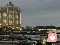 痛苦该怪谁？答案分两步
一谈心理问题，很多人第一反应是：原生家庭。

它重要吗？重要。它是唯一答案吗？不是。

更准确地说，原生家庭是一种“归因方式”。归因不是法庭判决，不是为了找出一个罪人，而是心理工具。不同阶段，要用不同的归因。

1.想接纳自己时：用外部归因，先让自己“没有错”

自我接纳的核心，是“我没有错”。

当一个人痛苦，又不想把错全揽到自己身上，就需要指出：伤害从哪里来。这时候，“原生家庭”就扮演了很重要的角色。

外部归因不等于甩锅。它的作用是止血。

比如你讨好、害怕冲突、不敢表达需求，可能因为小时候表达需求时，被否定、忽视或惩罚。那不是你的错。

外部归因的范围也可以很广：家庭、学校、同伴、社会文化、偶然事件……只要不是你个人造成的，都可以算外部因素。

这一步的意义是：减少羞耻，停止自我攻击。先让自己活下来，再谈改变。

 2.想真正改变时：用内部归因，把方向盘拿回来

但一直停在“都是原生家庭的错”，也会卡住。因为过去已经发生，无法改写。

想改变，就要换一种归因：

我不是被原生家庭决定的。我现在的状态，是我曾经为了活下来形成的选择；现在，我可以重新选择。

过去是身体和情绪记住的旧模式，类似“系统1的内隐记忆”。现在，我可以训练自己形成新记忆、新反应。

内部归因需要勇气。它不是责备你：“你怎么还这样？”而是提醒你：你有自发改变的可能。

不要把改变寄希望于“改写原生家庭”。你真正能决定的，是在承认过去不可改变之后，要不要改写现在和未来。

3.最好的归因：流动、辩证，分阶段

李松蔚老师说，在原生家庭的问题上，适合我们的归因方式应该是流动的、辩证的。从接纳到改变的不同阶段，要配合不同的归因。

不是外部归因对，也不是内部归因对。而是：

· 需要接纳时，用外部归因：这不是我的错。· 需要改变时，用内部归因：我可以重新选择。

先接纳，再改变。先止血，再走路。

当你陷入痛苦，问自己：

我现在更需要被理解，还是更需要行动？

如果接纳：这不是我的错。

如果改变：过去不能改，我现在能做的最小一步是什么？

原生家庭影响你，但不决定你。

归因的终点，不是找到罪人，而是让你更自由。你可以先怪它，再放下它；先接纳自己，再重新选择。

真正重要的，不是“谁导致了我”，而是“接下来，我想成为谁”。

原生家庭可以是理解的起点但不是困住的终点。
