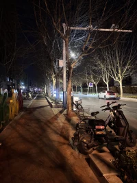 我们终其一生
都在找一个能说话的人
能听你说话
能听懂你说话
能听你说废话
这看似简单的想法
实则需要多幸运才能遇到！配图
