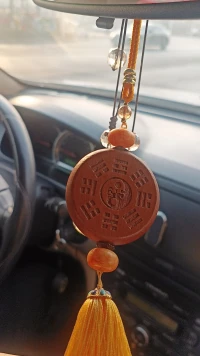 如果你覺得現(xiàn)在的生活一地雞毛，那就隨它吧，說不定風(fēng)一來一切都好了。配圖