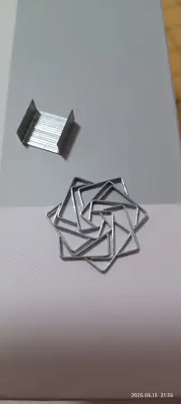 我总想把钱存起来，花在刀刃上，结果发现生活处处是刀刃，为了省几块钱，这不舍得那不舍得的，一辈子抠抠嗖嗖的花了很多钱，机机灵灵的上了很多当，骂骂咧咧的干了很多活，小心翼翼的闯了很多祸，精打细算的欠了一屁股债，认认真真的犯了很多错，掏心掏肺的结了很多仇，不明不白的吃了很多亏，窝窝囊囊的活了这么多年！配图