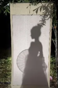 ??你總要先成為自己的山
??再去尋找屬于心中的海
??你只管努力
??上天自有安排
??該來(lái)的都在路上總會(huì)來(lái)
??你應(yīng)該要學(xué)會(huì)獨(dú)自撐傘
??不再執(zhí)著誰(shuí)成為誰(shuí)依賴
??現(xiàn)實(shí)告訴我
??先謀生再謀愛(ài)
??接受任何人的出現(xiàn)
??也接受任何人離開
??事過(guò)無(wú)悔全情出自愿
??不負(fù)遇見(jiàn)也不談虧欠
??失而復(fù)得是為了圓滿
??求而不得未必是遺憾配圖