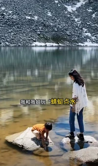 孩子的眼里美麗都是萌新的，“湖水偷了天空的藍，雪山假裝自己是倒影。”配圖