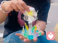 生活就像一场慢慢行走的旅途，我们在沿途遇见不同的人，经历不一样的故事，也在一次次选择中慢慢成长。很多时候，我们会因为迷茫而停下脚步，会因为困难而想要放弃，会因为遗憾而暗自难过。但正是这些不完美，拼凑出了独一无二的人生。不必羡慕别人的光芒，每个人都有自己的节奏，也都有属于自己的风景。认真做好眼前的每一件小事，珍惜身边的每一份温暖，在平凡的日子里保持热爱，在喧嚣的世界里守住初心。跌倒了就重新站起来，迷茫了就静下心思考，累了就好好休息。不必急于求成，时间会给努力的人答案。愿我们都能在岁月中变得温柔而坚强，真诚而勇敢，不辜负自己，不辜负时光配图