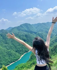 不想思考，感觉身体笨重的时候
就去亲近自然，爬个山吧！
满眼的绿色，清脆的鸟叫声
潺潺流水，登山下崖
每一步都在释放积压的坏情绪
到达目的地那一刻配图