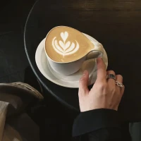 人這一輩子，就是一個與自己和解的過程，不管高矮胖瘦，黑白美丑，貧窮富貴 ，你都是獨一無二的你，好好照顧自己，別總跟自己擰吧，要完全接受自己，傷心就哭，開心就笑，完全敞開心扉，一輩子好短，要為自己而活。配圖