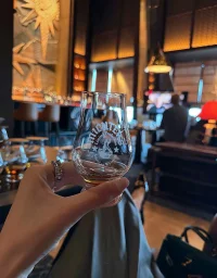 生活總在教你低頭，
可真正成熟的女人，
懂得在風雨里站穩，
在沉默中生長。
不必解釋，時間自會證明配圖