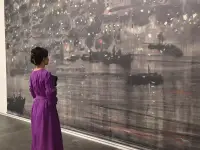 允许关系有距离，
允许感情有落差，
允许故事没有结尾，
允许生命，
不是非黑即白。