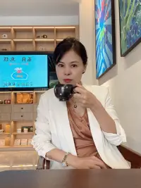 心力才是内在支撑
能力是你会什么，心力是你能扛什么。
心力不是啥天生的超能力，也不是你生下来就有的光环。它是你精神、心理、行动加一块儿的综合战力。简单点说，
就是你面对一地鸡毛时还能稳住，
情绪崩盘时还能管住自己，
摔得满嘴是血还能爬起来的那股狠劲儿。
它不是天赋，是能后天练出来的东西。