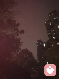 結束了忙碌的一天，現(xiàn)在開始靜靜的眺望夜空！很遺憾！今天只有萬家燈火點綴的星光！但是依然美麗！配圖