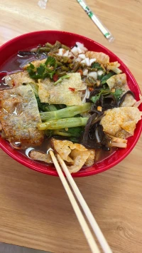 領一個人的工資，干兩個人的活，還得聽三四個人使喚，每天在幾十個破群，回復n+個收到。配圖