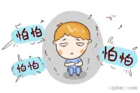 焦虑的背后是恐惧和担忧，通常的表现形式是我害怕做不好，我害怕考不好，我害怕……，我担心失去，我担心损坏，我担心……，等等一系列的情绪，从而引发了其背后的紧张，而人一旦紧张，就会容易小心翼翼，甚至于更加的紧张。当人产生了紧张的情绪时，就容易思维混乱，语无伦次，或者出现更多的岔子，做错事，打碎东西，严重的会出现睡眠障碍等等一系列的外显行为。

那么如何应对焦虑呢，首先是要给自己勇气，并且降低期望。同时告诉自己就是去试一试，不试就不会知道自己到底行不行，行当然更好，不行也没关系，大不了再来一次。在这个试的过程中，也能冷静的总结经验，为下一次的尝试积累经验，相信自己终有成功之法。