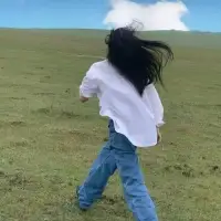 别人自拍：45度角，滤镜拉满。我自拍：前置摄像头里的自己，像被生活揍了一顿，还没消肿。配图