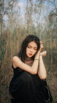 总有人比你好看，比你聪明，比你年轻，但没人能取代你。配图