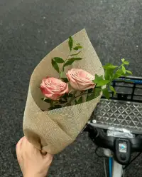 成年人的社交，本质上是价值交换。与其讨好迎合，不如默默提升自己。当你足够优秀，自然有人与你并肩同行。