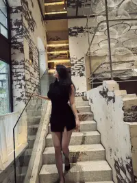 每一個，
想要在婚戀關系里當寶寶的成年人
都在以破壞自己終身幸福的方式
表達對媽媽的不滿和憤怒

因為
我要去婚姻里找一個“好媽媽”
是不滿意媽媽的愿望
而婚姻里，永遠不可能有“好媽媽”
所以是我的期待有問題，
不是媽媽有問題

看吧！
不被愛的孩子，
對媽媽的愛是這樣的炙熱
對媽媽的恨是那樣的深藏
對媽媽的愛恨糾葛太濃烈
是還不舍得在精神上與媽媽分離配圖