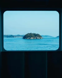 单方面的执着像一场盛大的烟火，绚烂只绽放在自己眼底。总把付出当成深情的勋章，却忘了对方眼中或许只是一场无关痛痒的表演。自我感动的爱，不过是用满腔热忱筑起一座孤岛，困住了自己，也灼伤了试图靠近的人。配图