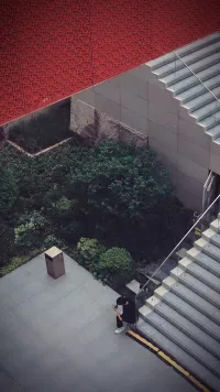 嫉妒本質(zhì)上是對“落差感”的本能反應(yīng)——當(dāng)他人的生活、成就等超出自己的預(yù)期時，可能會觸發(fā)“自己是否不夠好”的焦慮。就像看到別人升職加薪，下意識對比自己的現(xiàn)狀，產(chǎn)生不平衡感，這是人性中普遍存在的“比較心理”，并非“壞”或“狹隘”。配圖