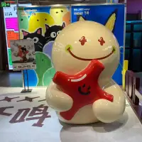 現在開始學著把鏡頭對準自己：清晨認真煎個蛋，看蛋液在鍋里慢慢凝固成金黃；下班路上聽聽喜歡的歌，腳步都跟著節奏輕快起來；周末泡在書店，哪怕只是翻完半本閑書，也覺得心里踏實。不再糾結“別人會怎么看”，反而更清楚“我想要什么”。配圖