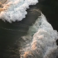 “人生的道路，一節(jié)一節(jié)地看，都是難關(guān)，長(zhǎng)程望去，也不過(guò)是有起有伏而已。”—— 木心配圖