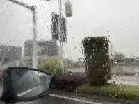 有時候情緒就像下雨天一樣，突然襲來配圖