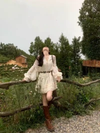 当别人在躺平时，你选择翻山越岭——不是因为你不会累，而是你知道山顶的风景值得。配图