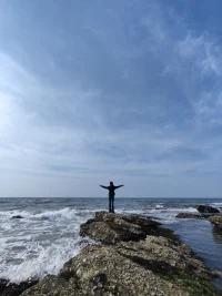 假期的最后一天  在山里读书  海边 听雨配图
