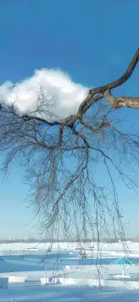不需要立刻開心起來，但可以允許自己接受：一杯遞到手中的溫水，一個不說加油的擁抱，一次只說『我在』的傾聽配圖