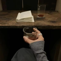 就像走路时，你盯着地上的坑会害怕摔倒，但如果抬头看路、专注方向，即使偶尔踩空，也能很快调整。不要再被“他人的眼光”和“过去的阴影”困住，专注走出自己的路。