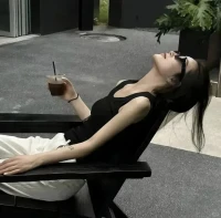 承认自己的不完美，不与他人比较，而是专注“如何改进”。比如成绩不好时，不自我否定，而是思考“现在能做什么”。