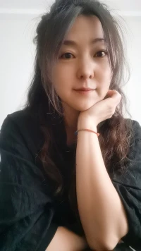 世界偶爾涼薄，但總有人愿意為你留一盞燈，問你粥可溫，陪你立黃昏。配圖