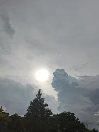 窗外的雨停了，晾在陽臺的襯衫還帶著淡淡的潮氣，像剛被陽光吻過的云朵。配圖