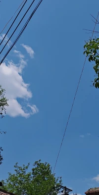 皮格马利翁效应——（亦称期待效应）源于希腊神话：雕刻家皮格马利翁日思夜想，竟使雕像活成真人。心理学中，指人对他人或自我的期待会无意识影响行为结果。例如，教师若坚信某学生有潜力，会通过态度、关注等资源倾斜，推动学生表现提升。该效应揭示积极期待的正向力量，启示管理者在教育或职场中，应传递信任与鼓励，激发他人潜能。配图