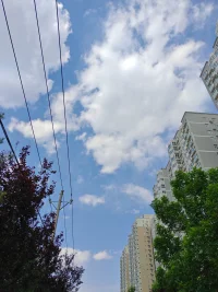 情绪颗粒度：能精准描述情绪（如“委屈、失望、尴尬”而非笼统的“难过”）的人，更擅长管理情绪。下次心里堵时，试着给情绪“贴标签”，它会变得更容易处理。配图