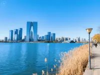 軟化效應——指通過溫和態度或共情行為，減少他人防御心理。例如，管理者用“我理解你的困難”代替指責，更易化解矛盾。該效應揭示，情感共鳴比強硬手段更能促進合作，尤其在沖突調解中效果顯著。配圖
