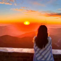 如果你今天感到疲憊，試著做一件小事：  
閉上眼睛，把手輕輕放在胸口，對自己說：  
‘辛苦了，我可以停下來休息一會兒。’  
身體的溫度會幫你找回內心的平靜配圖