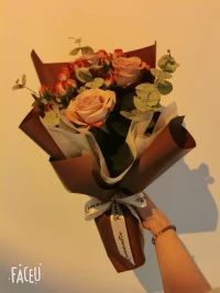 【#情绪急救箱#】  
总有无力感来袭？焦虑、敏感、自我怀疑…这些心理小伤口也需要包扎。试着每天留10分钟和自己对话，允许情绪流动，不必总做情绪稳定的大人。你脆弱的样子也很真实。配图