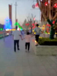 “生活就像一场马拉松，不在于瞬间的爆发，而取决于途中的坚持。纵有千百个理由放弃，也要给自己找一个坚持下去的理由。每一步的前进，都在拉近与目标的距离。那些看似不起波澜的日复一日，会在某天让你看到坚的意义配图