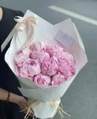 真正的体面，
不是你在外人眼里活得有多好，
而是清醒地知道自己想要什么，
对生活有着由内而外的热爱，
内心丰盈，
眼里有光，
不动声色地活成自己喜欢的样子。