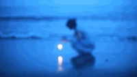 總在暴雨天想起外婆的油紙傘，藍(lán)底白花在青石板路上開成移動的春天。

現(xiàn)在頭頂?shù)淖詣觽隳芊朗壟_風(fēng)，卻防不住眼角突然的潮濕配圖