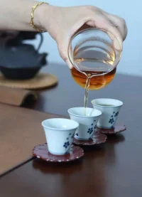 世界太快，
我偏要慢。
慢到能看清茶葉舒展，
慢到能聽見心跳合上書頁。
有趣的靈魂，
懂得給時間留白。配圖