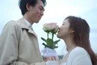 其实想追到一个女生，只要你会聊天，就有八成机会追到她。因为谈恋爱，核心就是一个“谈”字，跟女生谈生活，谈心、谈未来，只要你跟她谈得来，才会有发展的机会。配图