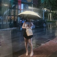 每场雨的降临都是一次洗礼，带走尘埃也抚平心绪的波澜。配图