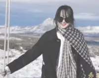当困惑笼罩时，心理咨询是为你拨开云雾的光，指引你找到内在力量与答案
     每个深夜的沉思都是心灵的呼唤，我们愿做那盏永不熄灭的灯，陪你等到晴空绽放配图